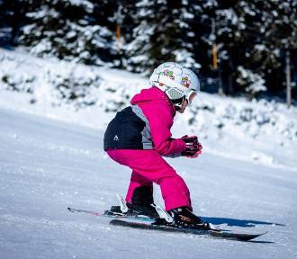 Szukasz rozrywki na zimowe dni? Zobacz listę stoków narciarskich w naszym regionie