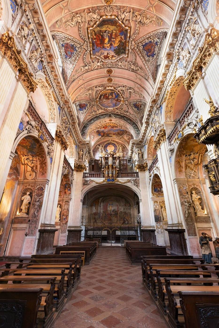 Czechy: Można zwiedzać klasztor w Broumovie po niedostępnych miejscach. Od piwnic aż po strych