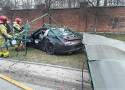 Wypadek porsche w Łodzi. Samochód zmiótł przystanek autobusowy. Dwie osoby ranne
