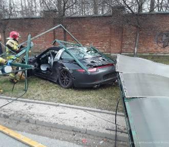 Wypadek na Spornej w Łodzi. Porsche całkowicie zmiotło przystanek autobusowy ZDJĘCIA