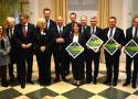Samorządowcy z Małopolski podpisali umowy w sprawie inwestycji na drogach