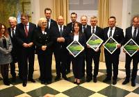 Samorządowcy z Małopolski podpisali umowy dotyczące inwestycji na drogach
