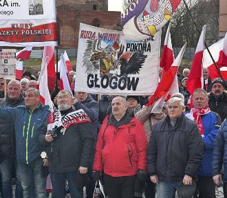 Protest Wolnych Polaków w Głogowie. Zanieśli trumnę demokracji pod biuro poselskie