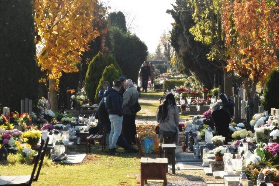 1 listopada na grobach bliskich stawiamy symboliczny znicz, ale bliscy odwiedzają groby już wcześniej