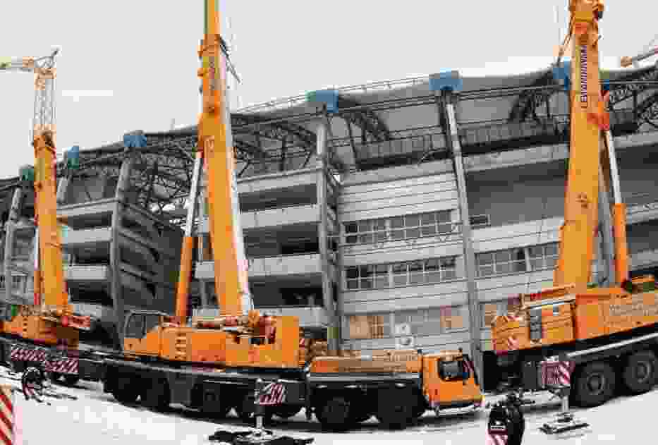 Na budowie stadionu pojawiły się dźwigi