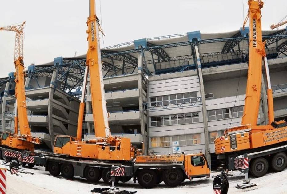 Na budowie stadionu pojawiły się dźwigi