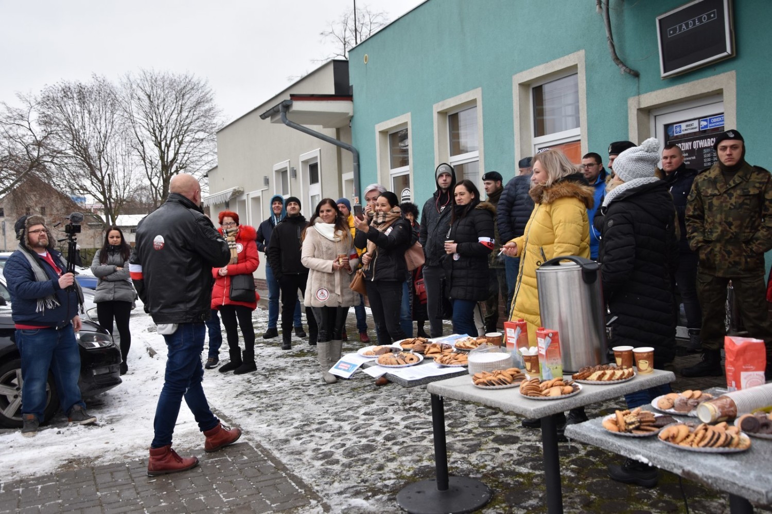 Grupa patriotyczna "Nowy Tomyśl się budzi" rozdawała przed lokalem ciastka i gorące napoje, zachęcając mieszkańców do wejścia do środka