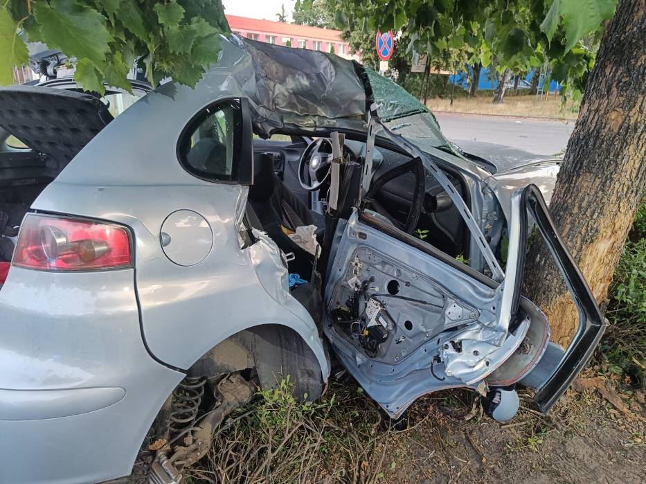 Wypadek piątki młodych ludzi w Lesznie. Auto roztrzaskane na drzewie