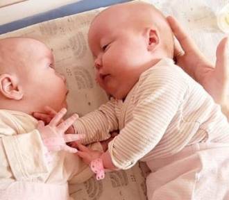 Malutkie bliźniaczki z Osjakowa potrzebują kosztownego leczenia. Każdy może pomóc!