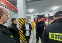 Strażacy w Kaliszu szkolą się jak postępować z autami elektrycznymi podczas wypadków