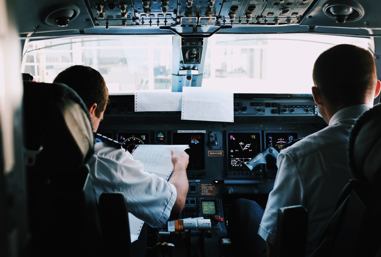 Zarobki pilotów to temat, o którym rozmawia się przy stole, na prywatce i w pubie