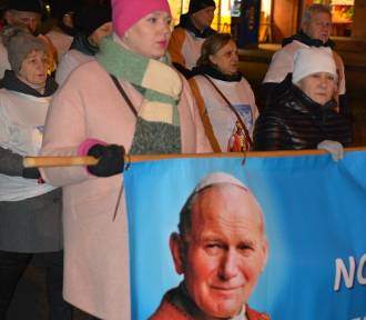 Kilkaset osób na marszu w obronie św. Jana Pawła II [ZDJĘCIA]