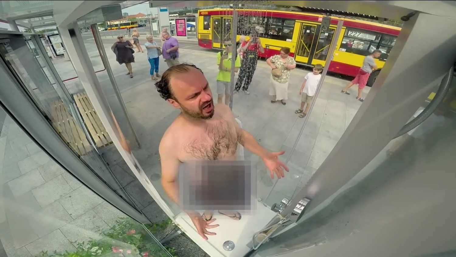 Jakubik bierze prysznic