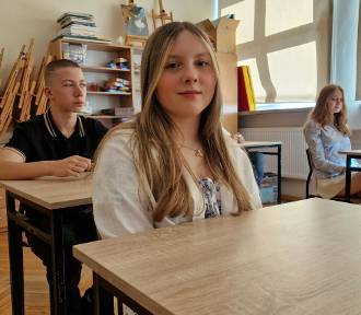 Egzamin ósmoklasisty w SP 16 w Piotrkowie. Uczniowie zdawali język angielski ZDJĘCIA