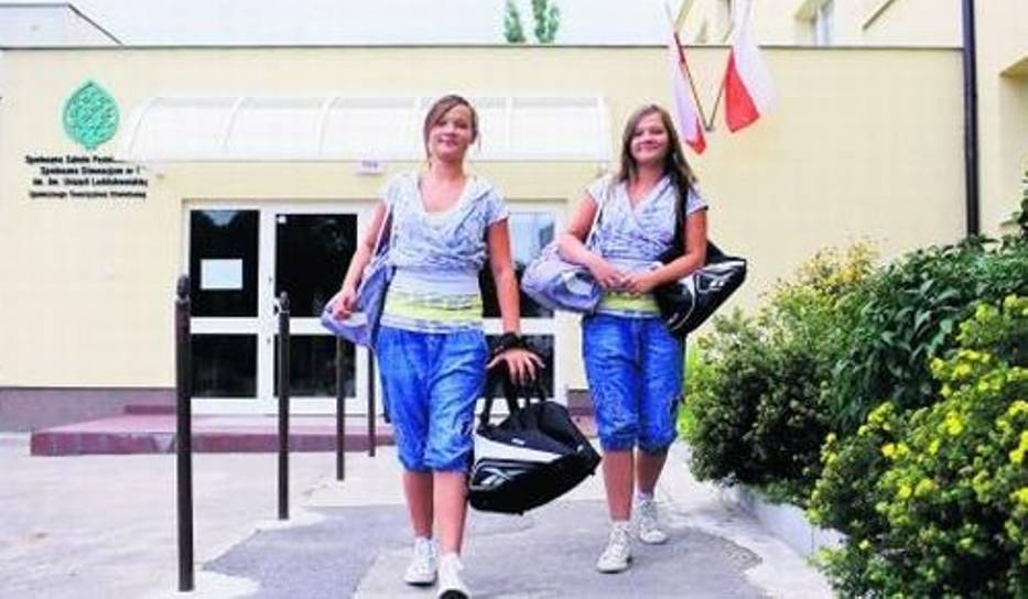 Bliźniaczki Zuzia i Marysia Łupickie także w gimnazjum uczą się razem