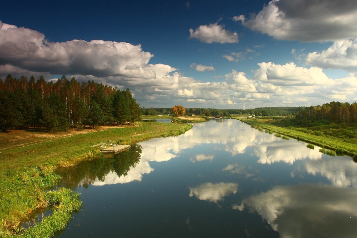 WZDŁUŻ KANAŁU AUGUSTOWSKIEGOdługość trasy: 70 kmprzebieg trasy: Śluza Dębowo – Śluza Sosnowo – Śluza Borki – Śluza Białobrzegi – Śluza Augustów – Śluza Przewięź – Śluza Swoboda – Śluza Gorczyca – Śluza Paniewo – Śluza Perkuć – Śluza Mikaszówka – Śluza Sosnówek – Śluza Tartak – Śluza Kudrynki – Śluza KurzyniecPodlasie to jeden z najbardziej zielonych i malowniczych regionów Polski