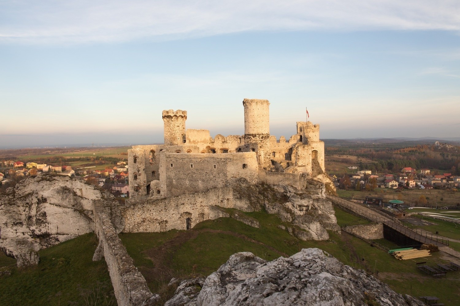 SZLAK ORLICH GNIAZDdługość trasy: 315 kmprzebieg trasy: Olsztyn – Koziegłowy – Suliszowice – Mirów – Bobolice – Morsko – Siewierz – Ogrodzieniec – Pilica – Udórz – Smoleń – Ryczów – Bydlin – Sławków – Rabsztyn – Pieskowa Skała – Ojców – Rudno – WygiełzówSzlak Orlich Gniazd to jeden z najwspanialszych szlaków turystycznych w Polsce