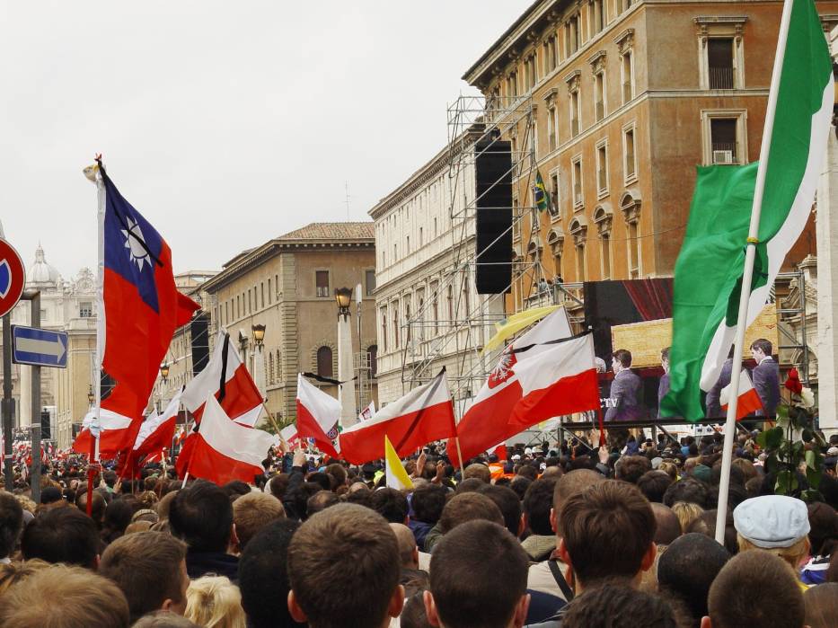 Studenci PWSZ z Leszna na uroczystościach pogrzebowych Jana Pawła II w  Watykanie