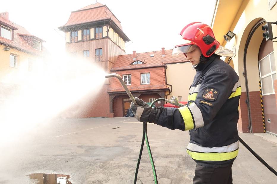 Potrafią ugasić pożar szklanką wody. Strażacy z Wałbrzycha i powiatu zastąpili worki z piaskiem lancą