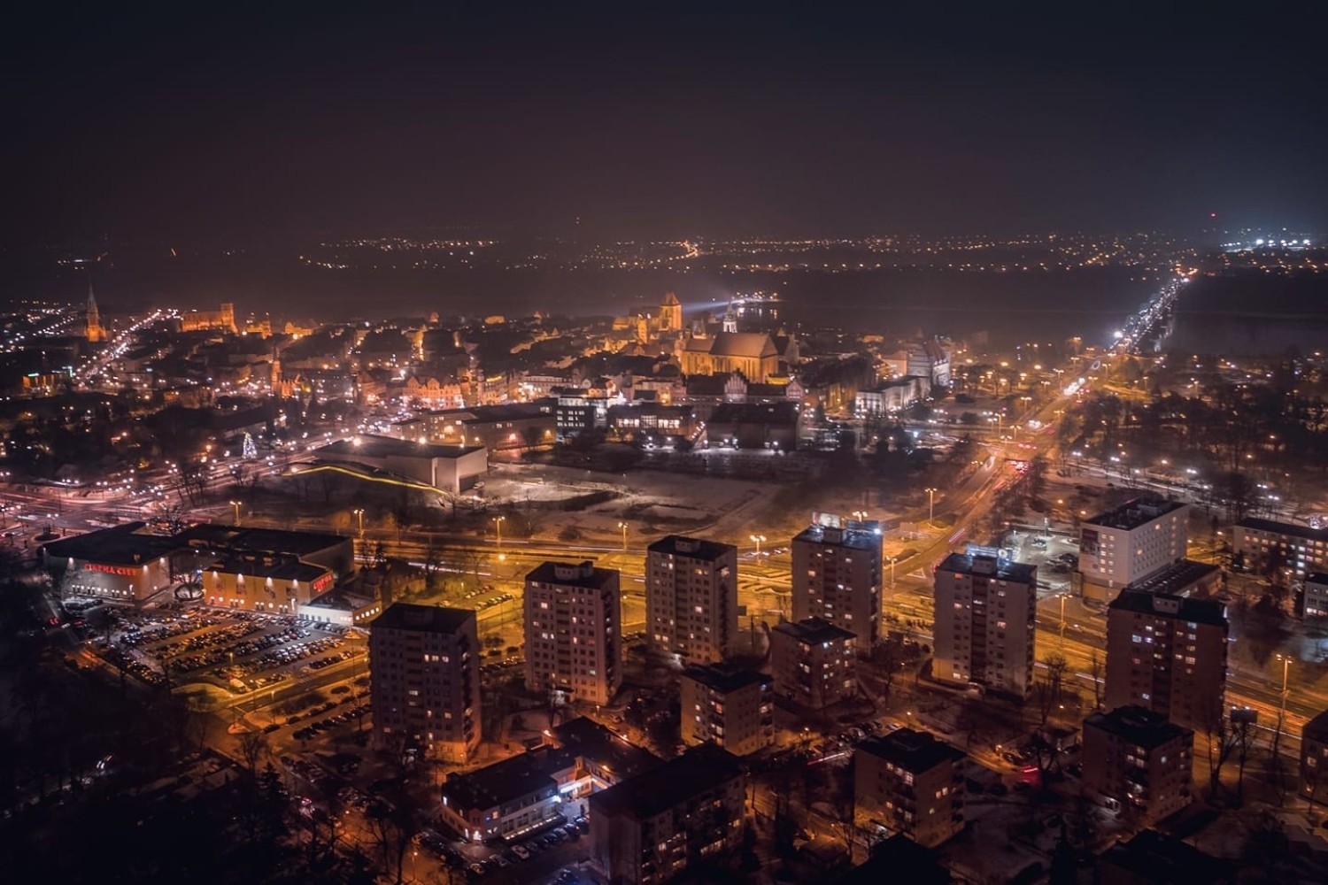 Toruń nocą z drona. Takiego miasta na zdjęciach nie znacie!