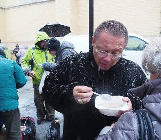 Dzień Ubogich, kardynał Grzegorz Ryś zjadł zupę z bezdomnymi. ZDJĘCIA