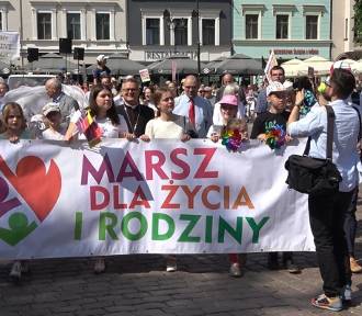 Toruń. Marsz dla Życia i Rodziny na Rynku Staromiejskim. Przez miasto przeszły tłumy