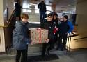 Leszczyńska świąteczna paczka dotarła dziś do potrzebujących. Licealiści z II LO pokazali, że mają wielkie serca ZDJĘCIA i FILM