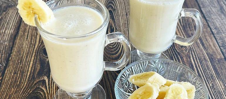 Ekspresowy koktajl bananowy z płatkami owsianymi na śniadanie. Zrobisz go bez mleka i cukru. Łatwy, tani i pyszny napój na dobry dzień