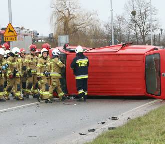 Wypadek busów koło Wrocławia. Kierowca uwięziony w kabinie 