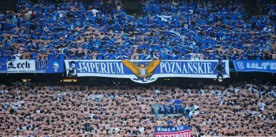 Kibice Lecha Poznań podczas tańczenia "the Poznań"