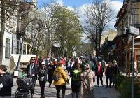 Majówka w Zakopanem już w kwietniu. Na Krupówkach tłum turystów ZDJĘCIA