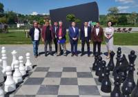 W Bobowej przy ulicy Zielonej można zagrać w  szachy
