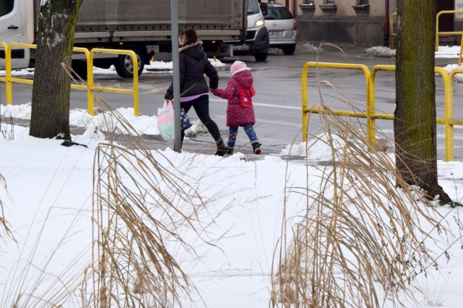 Włoszczowa zasypana śniegiem. Zobacz co się dzieje na drogach i chodnikach