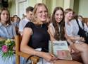 Zakończenie roku szkolnego w I LO w Piotrkowie. Najlepsi uczniowie "Chrobrego" otrzymali pamiątkowe dyplomy i karty podarunkowe. ZDJĘCIA