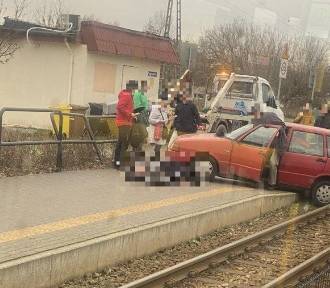 W bydgoskim Fordonie mężczyzna potrącony na pasach. Auto wjechało na tory tramwajowe
