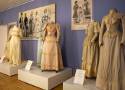 Moda ślubna i żałobna XIX i XX wieku. Nowa wystawa zachwyca olśniewającymi sukniami i eleganckimi garniturami