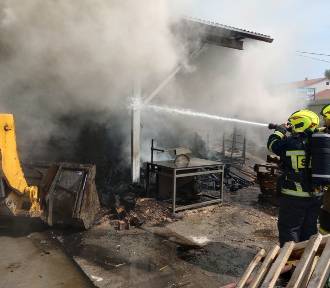 Pożar w Minkowicach (gmina Krokowa). Straż pożarna walczyła z ogniem trawiącym skład