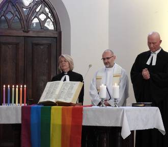 10 par jednopłciowych pobłogosławionych w kościele. Pierwsza taka sytuacja w Polsce