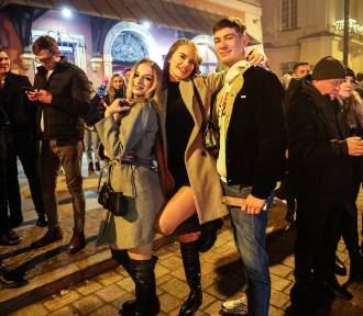 Poznań przywitał nowy rok! Tak mieszkańcy bawili się na Starym Rynku!