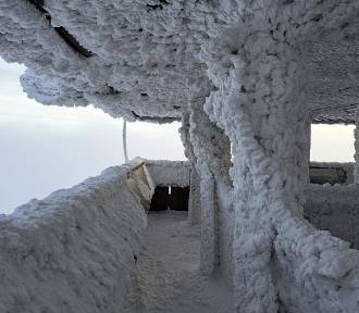 Kraina lodu na Lubaniu. Wieża widokowa w Gorcach wygląda jak igloo