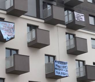 Mieszkanie Plus w Radomiu. Najemcy protestują, wywiesili transparenty (ZDJĘCIA)