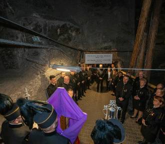 Górnicy z Kopalni Soli „Wieliczka” przeszli podziemną Drogą Krzyżową