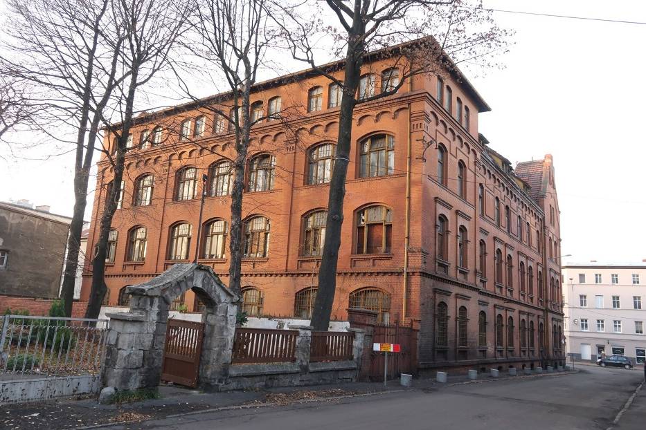  Budynek dawnego Ekonomika w Wałbrzychu od lat niszczeje. Czy powstaną tu mieszkania projektowane przez Bauhaus?