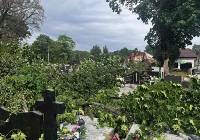Zniszczone nagrobki po wichurze na cmentarzu w Złotym Potoku - ZDJĘCIA