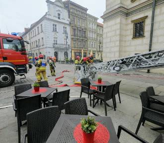 Strażacy na Starym Rynku w Poznaniu. Trwają ważne ćwiczenia