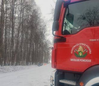 Powiat sztumski. Zima zaskoczyła kierowców, ale strażacy pospieszyli z pomocą! FOTY!