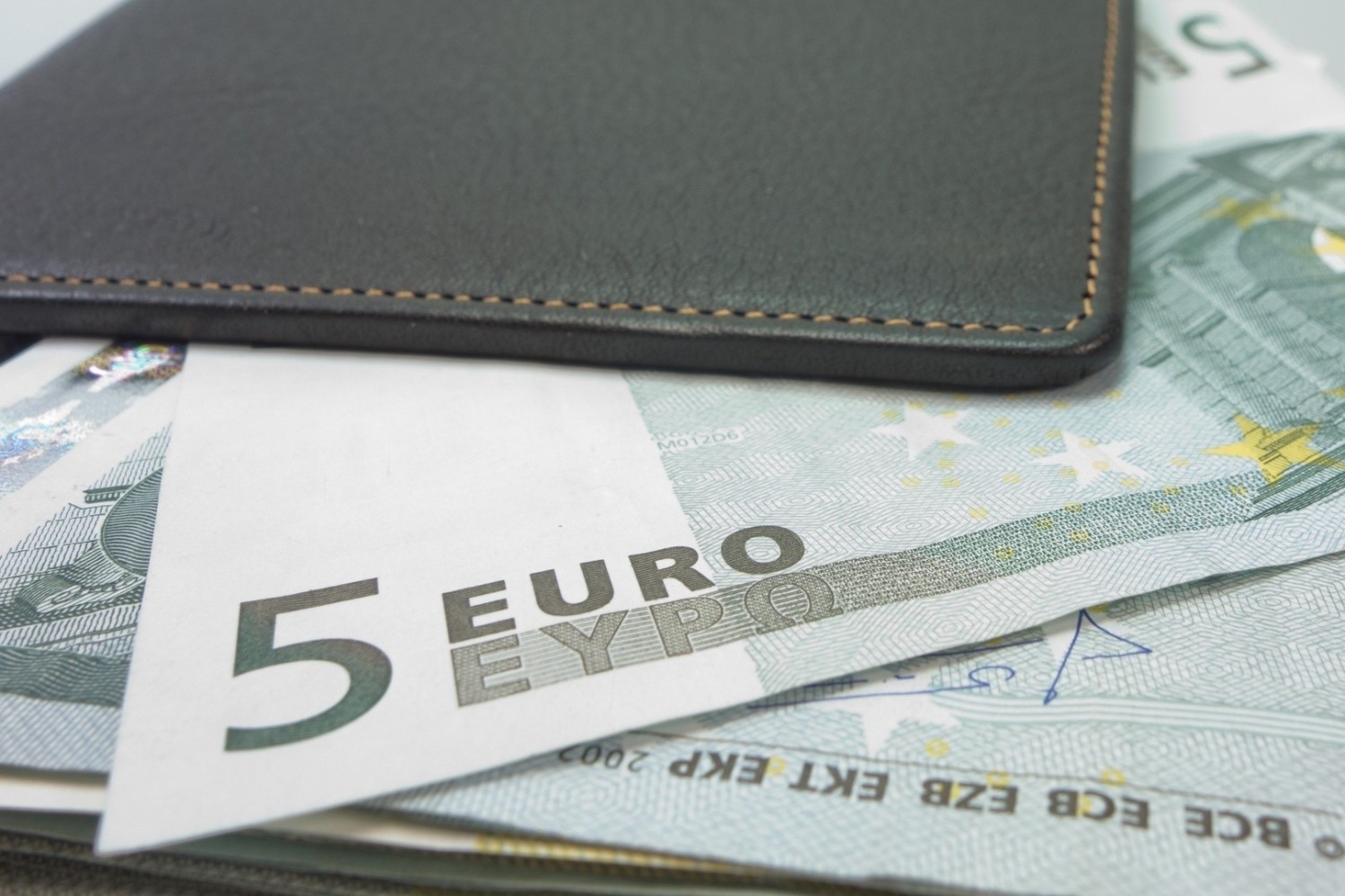 W których krajach pensje pójdą w górę, a gdzie będą niższe niż Polsce? Gdzie warto podjąć zatrudnienie? Przedstawiamy dane na temat wzrostu wynagrodzeń i PKB Komisji Europejskiej