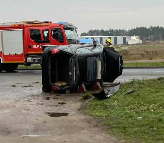 Groźny wypadek w Kostrzynie nad Odrą. Służby zastały auto leżące na boku