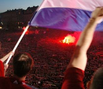 Piłkarze Wisły Kraków powitani pod stadionem. W piątek wielka feta na Rynku Głównym!