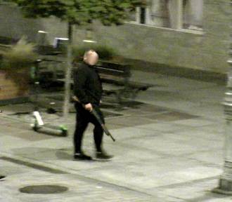 Po deptaku w Kielcach spacerował mężczyzna z długą bronią [ZDJĘCIA]